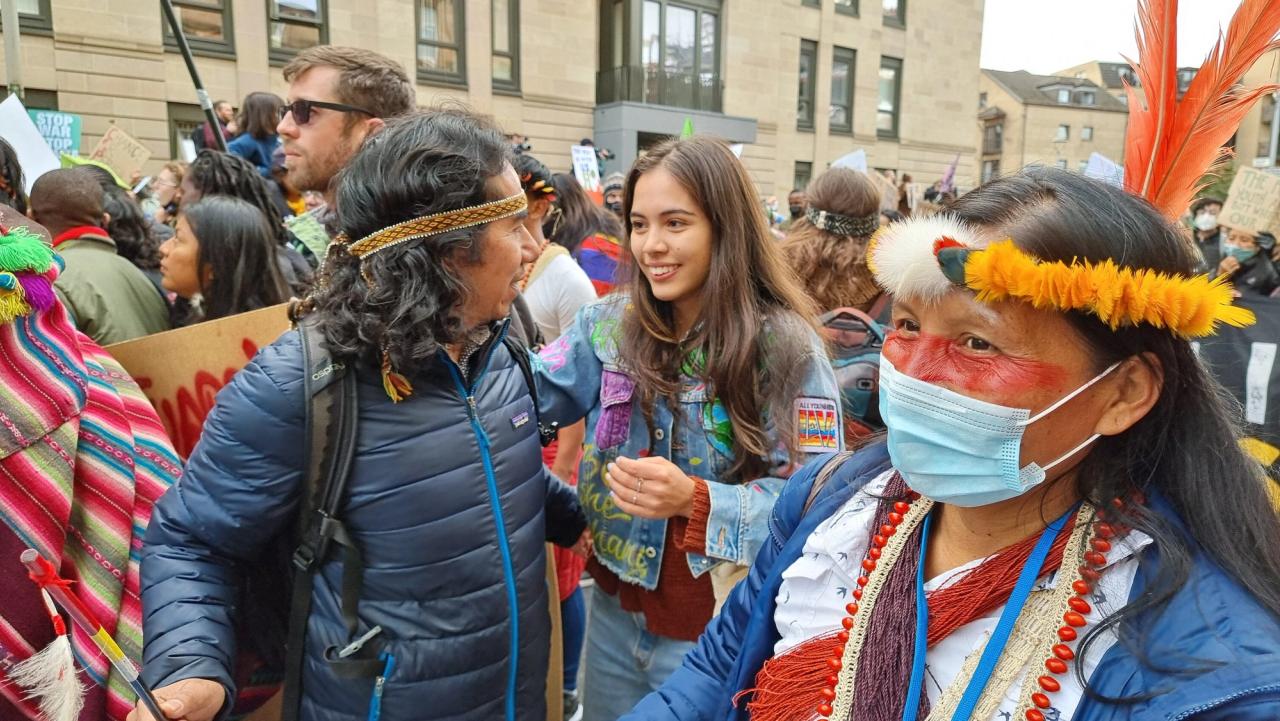 Bastida (center) with her father, Mindahi Bastida (left), at the Fridays for Future march during COP26. (Courtesy Xiye Bastida)