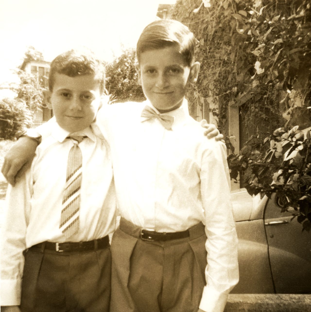 Jaar (right) with his brother Eduardo (left) in Fort-de-France, Martinique in 1963. (© Alfredo Jaar, Courtesy Galerie Lelong & Co. and the artist, New York)