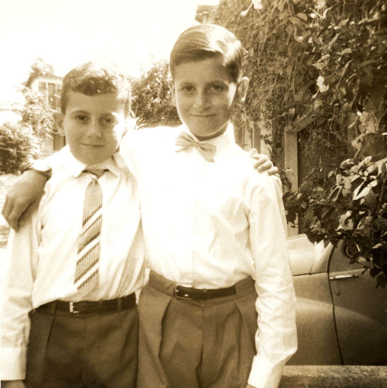 Jaar (right) with his brother Eduardo (left) in Fort-de-France, Martinique in 1963. (© Alfredo Jaar, Courtesy Galerie Lelong & Co. and the artist, New York)