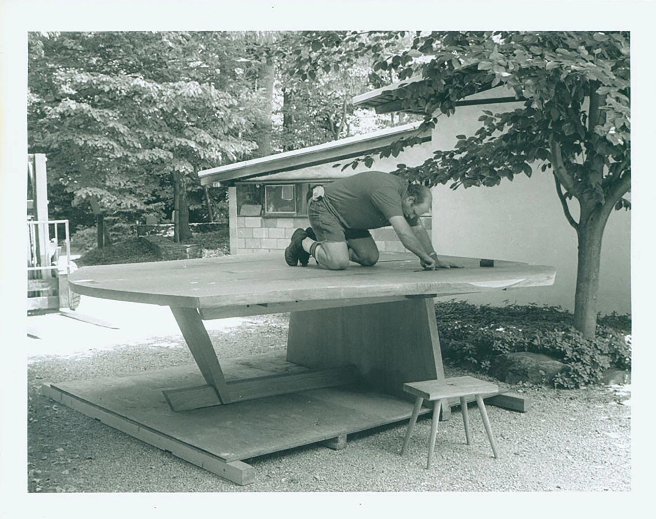 The construction of a peace table at the George Nakashima Woodworkers studio. (Courtesy Nakashima Foundation for Peace © Ezra Stoller / Esto)