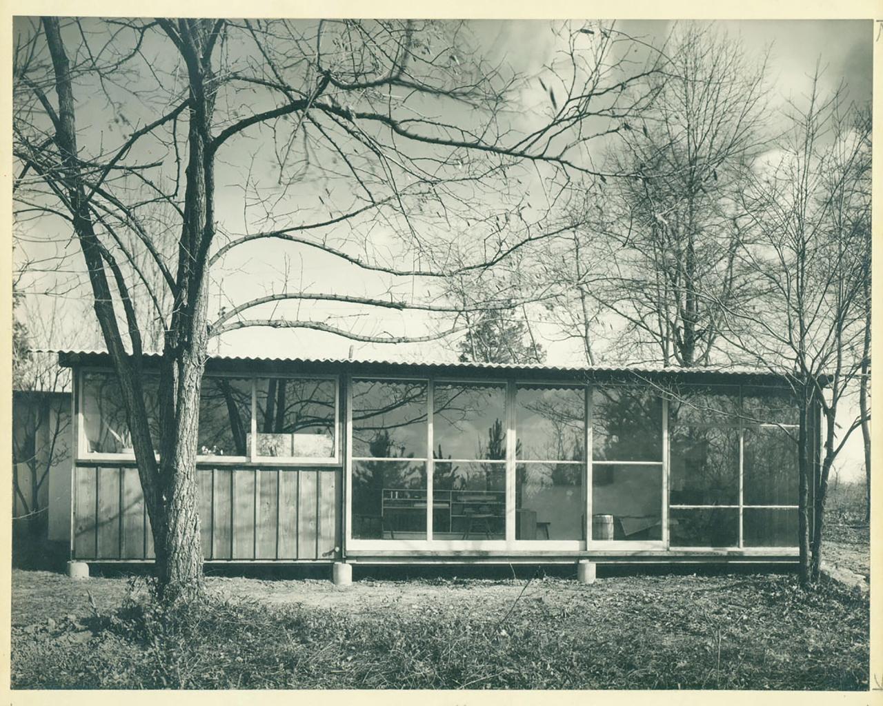 View of the Reception House at the George Nakashima Woodworkers complex in New Hope, Pennsylvania. (Courtesy Nakashima Foundation for Peace © Ezra Stoller / Esto)