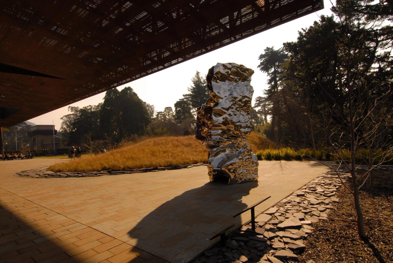 The de Young Museum gardens in Golden Gate Park in San Francisco, designed by Hood Design Studio. (Courtesy Walter Hood)