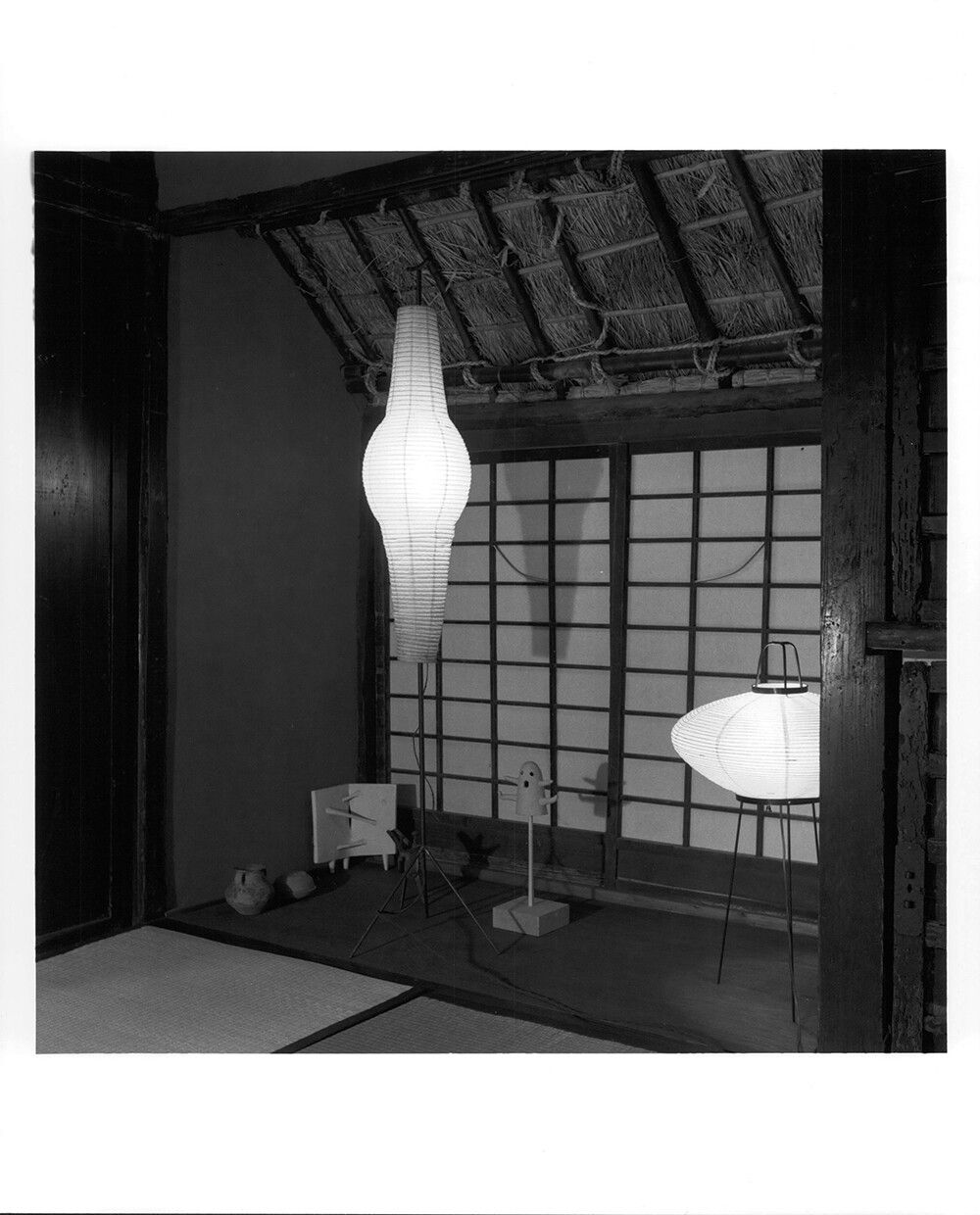 Akari lanterns and sculptures as seen in Noguchi’s Kita Kamakura, Japan, studio circa 1952. (Courtesy The Noguchi Museum Archives, 03247. © The Isamu Noguchi Foundation and Garden Museum, New York / ARS)