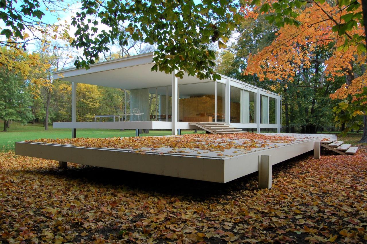 The Edith Farnsworth House designed by Mies van der Rohe in Plano, Illinois. (Courtesy of the Edith Farnsworth House, Site of the National Trust for Historic Preservation.)