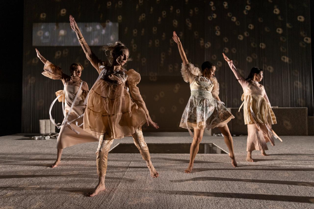 A view of Parson’s performance The Mood Room (2021) at the Brooklyn Academy of Music. (Photo: Maria Baranova. Courtesy Big Dance Theater)