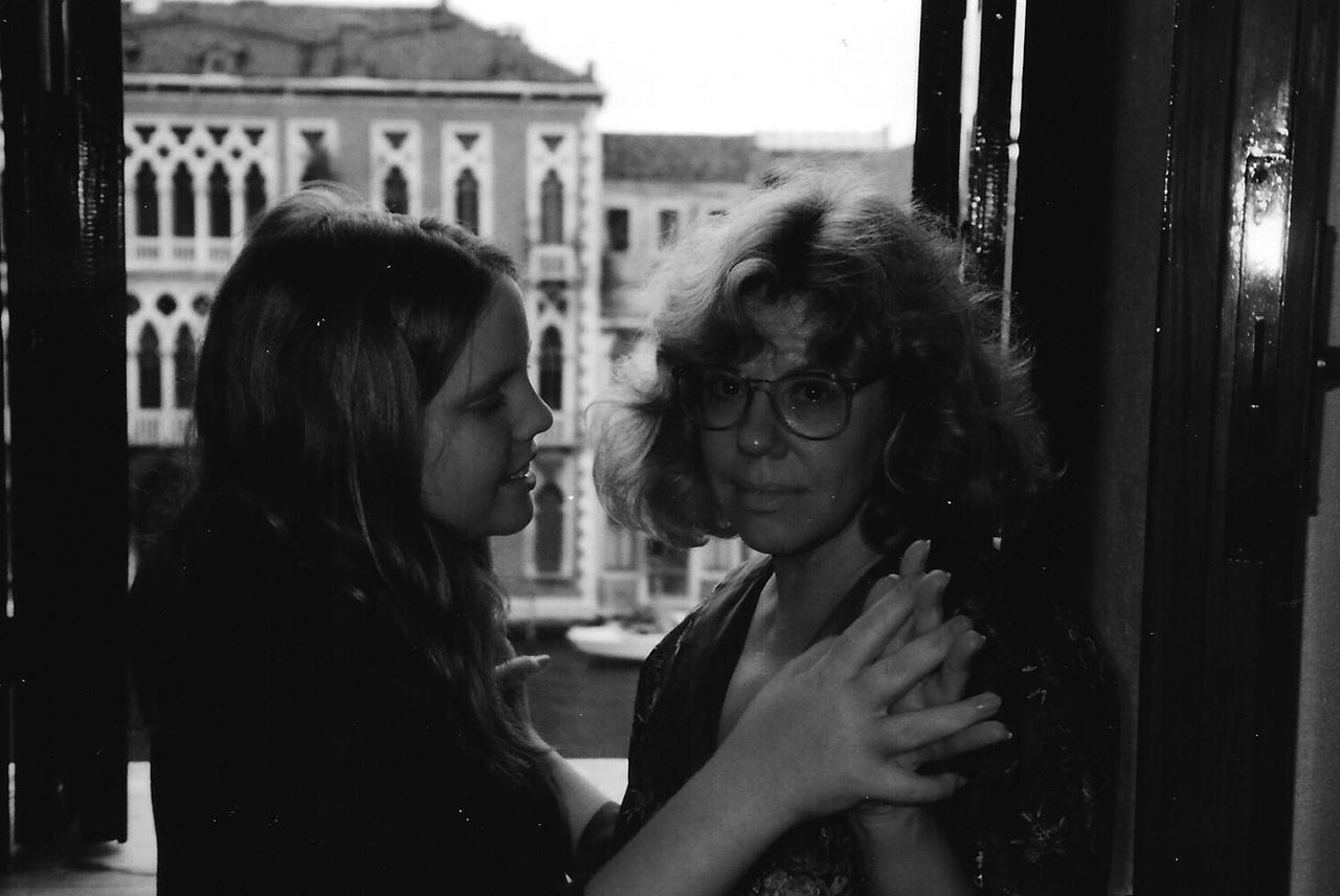 A young Jong-Fast with her mother, Erica. (Courtesy Molly Jong-Fast)