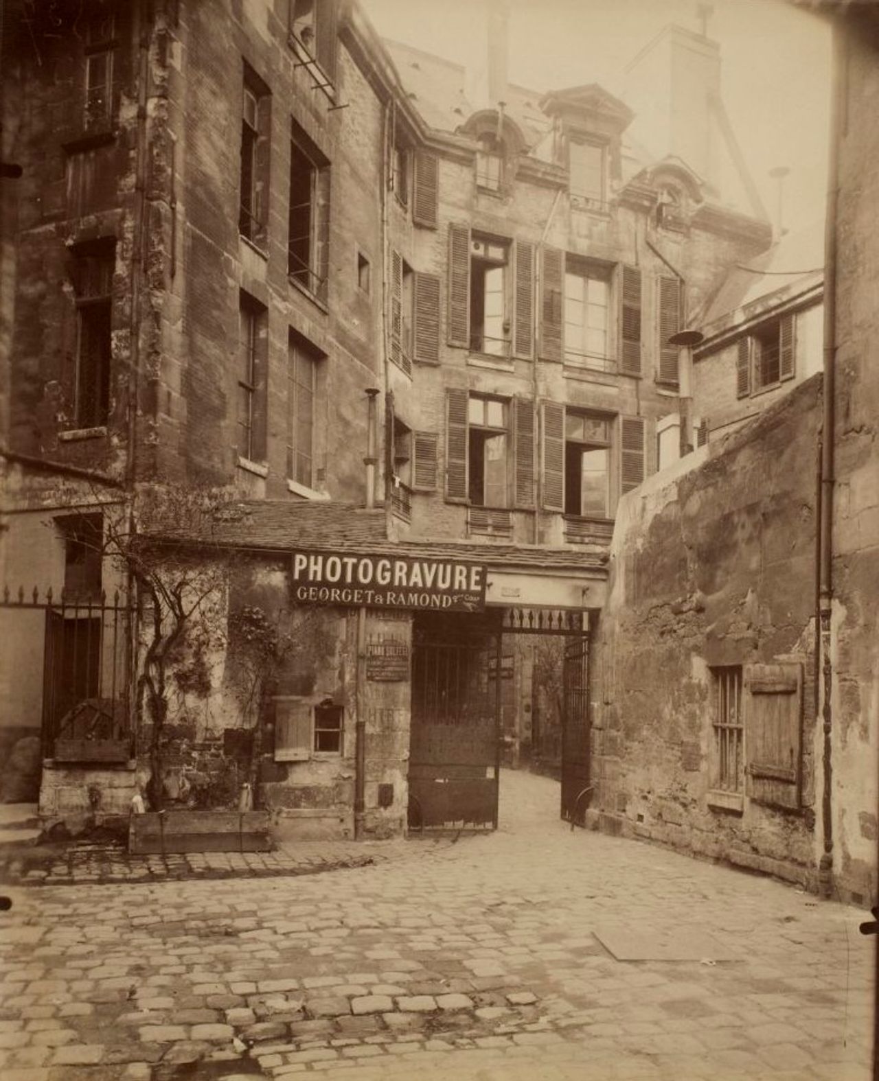 A 1908 view of Cour de Rohan, where photographer Eugène Atget (1857–1927) once lived and where Hicks has lived and worked for decades. (Photo: Eugène Atget/Courtesy George Eastman House Collection via Wikimedia Commons)