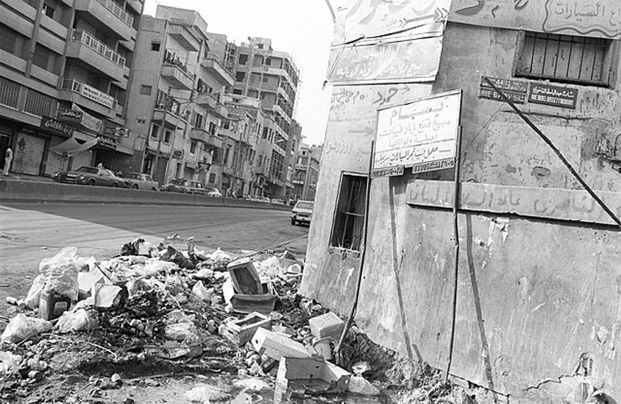 Waste pollution in Beirut in 1982, during its civil war. (Photo: Luc Chessex)