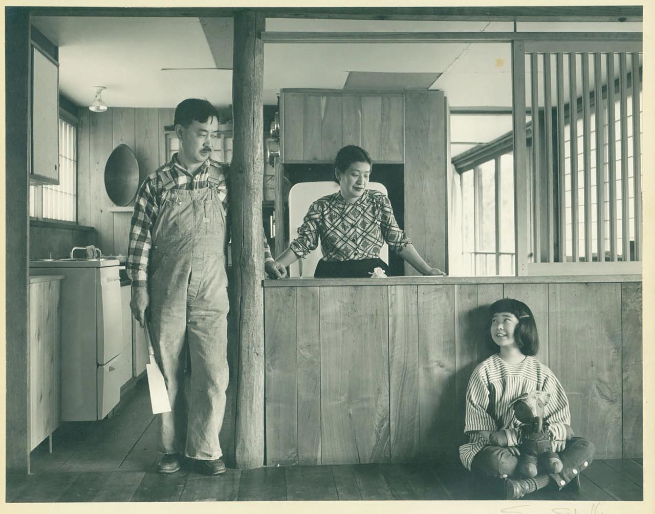 Mira (bottom right), Marion (center), and George (left) in the Reception House. (Courtesy Nakashima Foundation for Peace © Ezra Stoller / Esto)