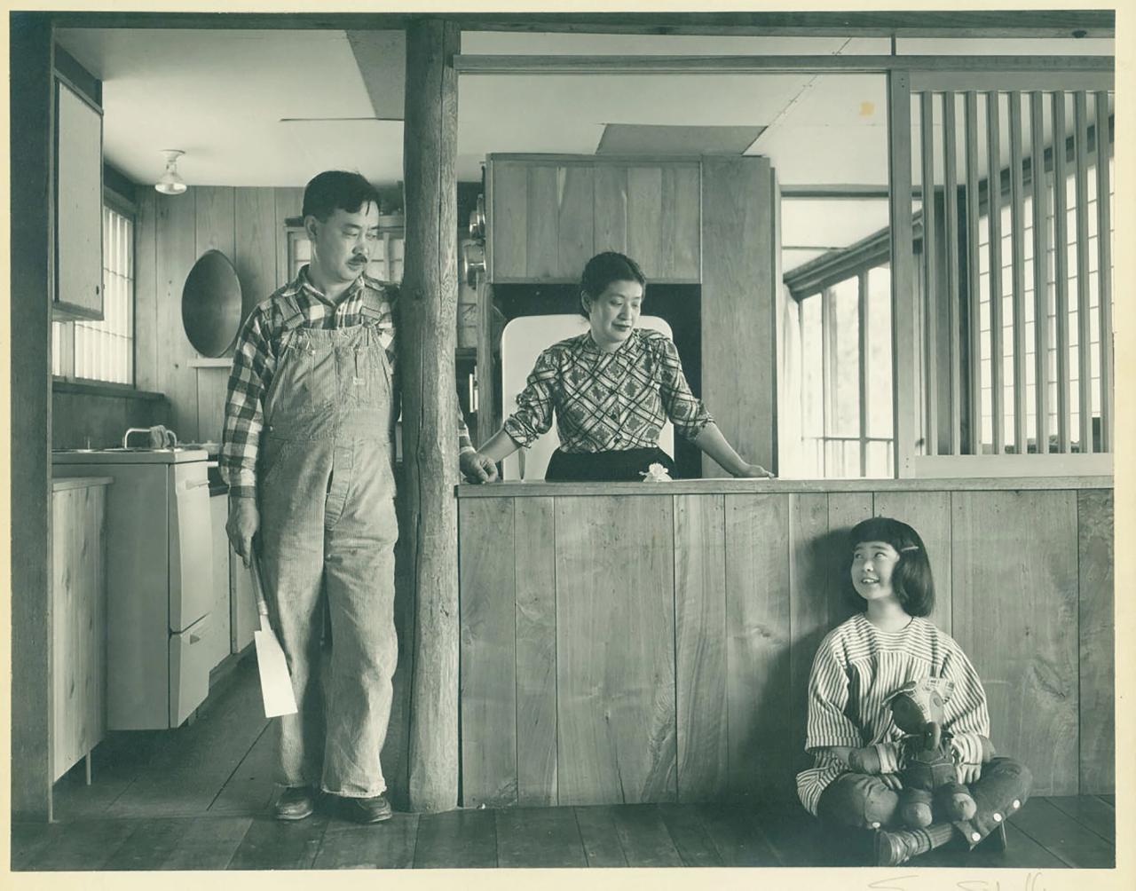 Mira (bottom right), Marion (center), and George (left) in the Reception House. (Courtesy Nakashima Foundation for Peace © Ezra Stoller / Esto)