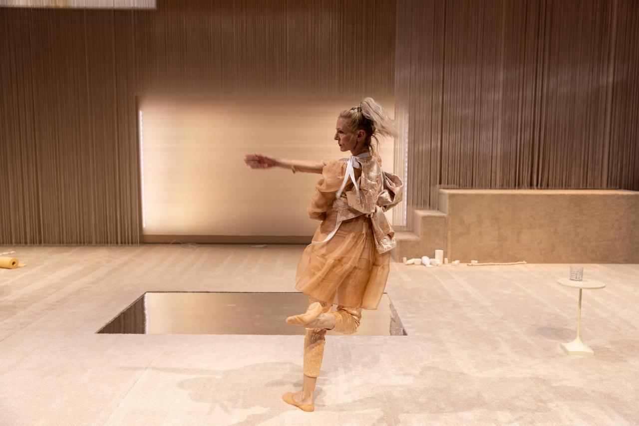 A view of Parson’s performance The Mood Room (2021) at the Brooklyn Academy of Music. (Photo: Maria Baranova. Courtesy Big Dance Theater)