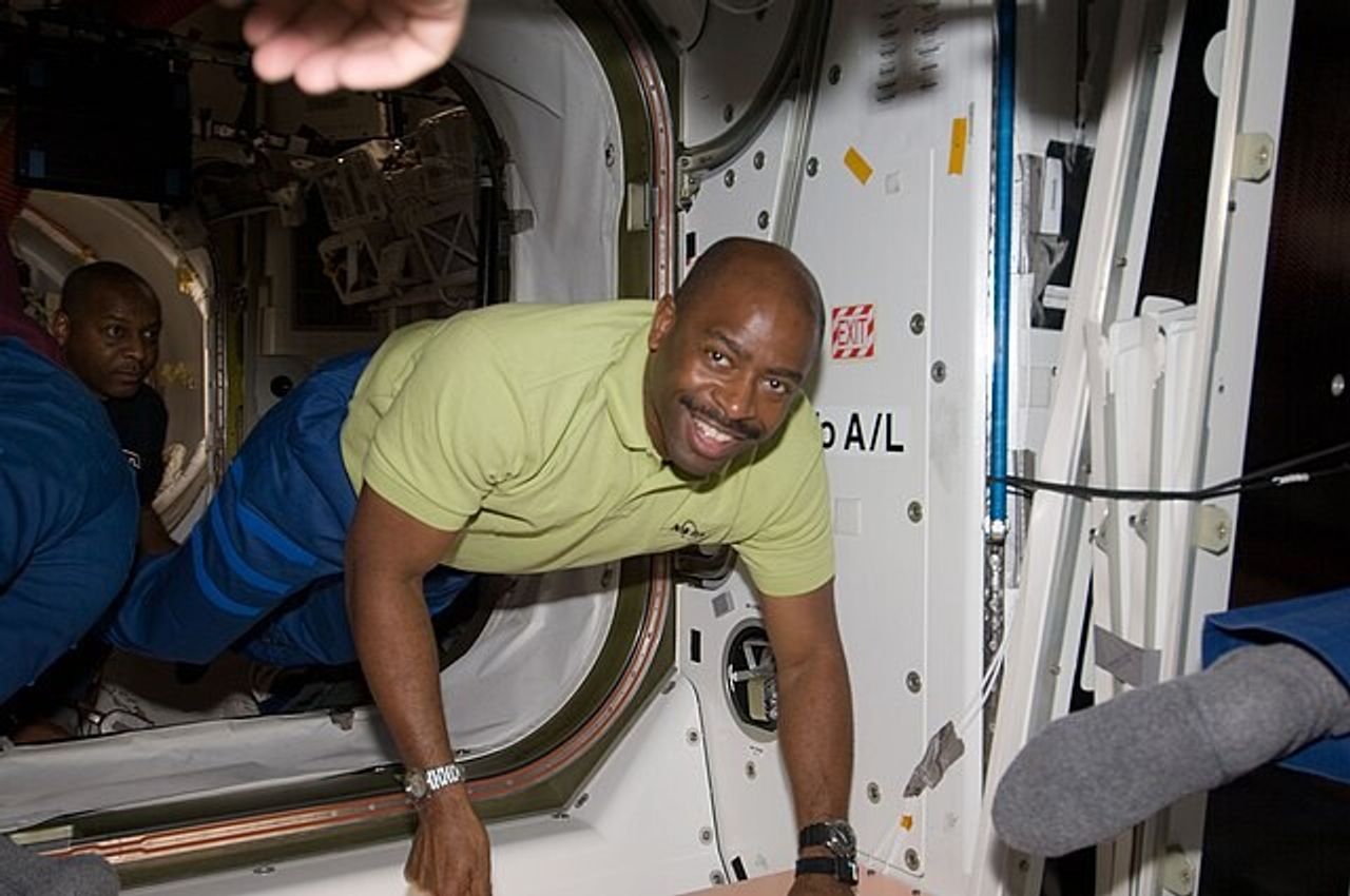 Astronaut Leland Melvin floating in the International Space Station. (Courtesy NASA)