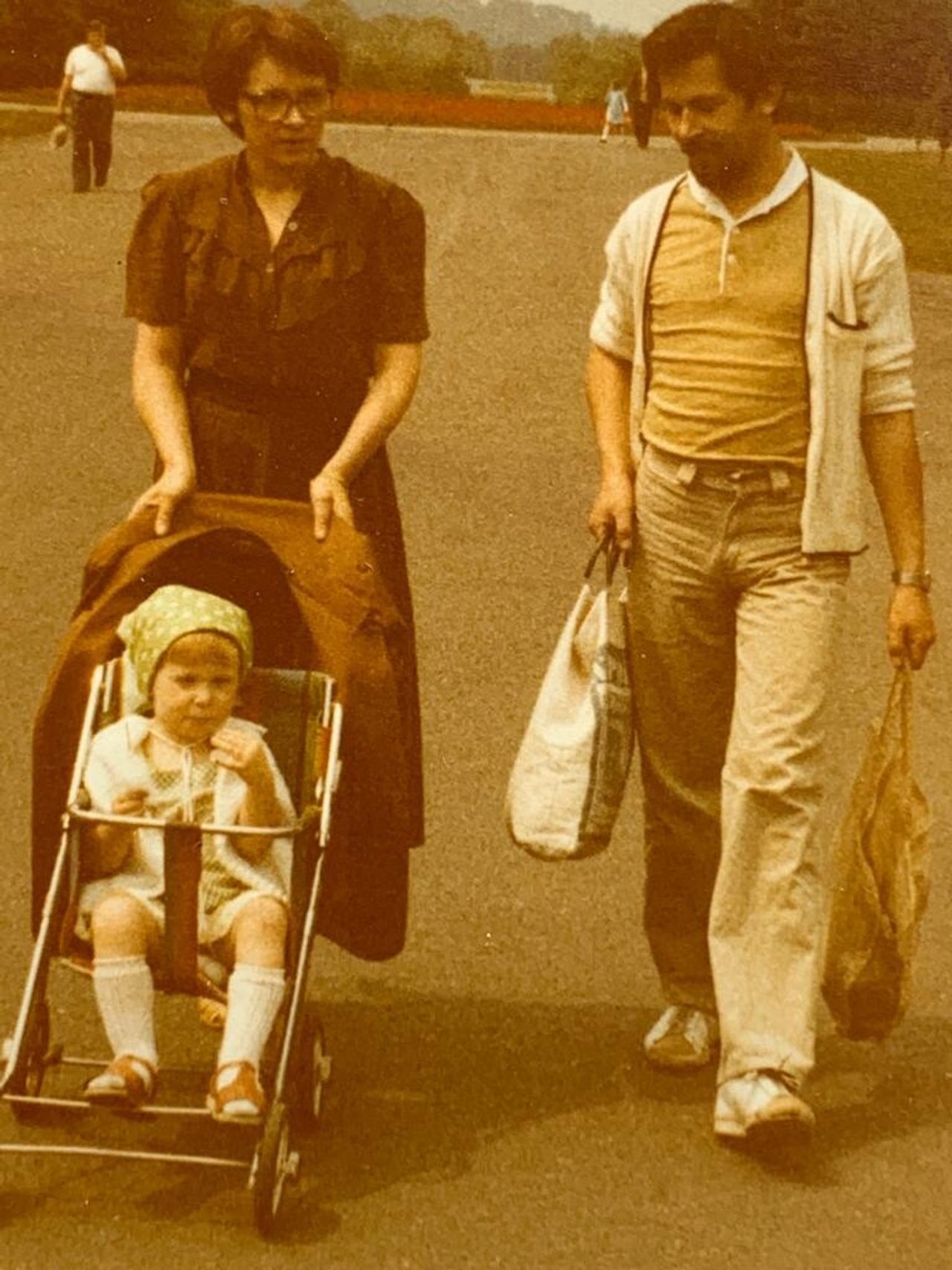 Kwade as a small child with her parents in Poland. (Courtesy Alicja Kwade)