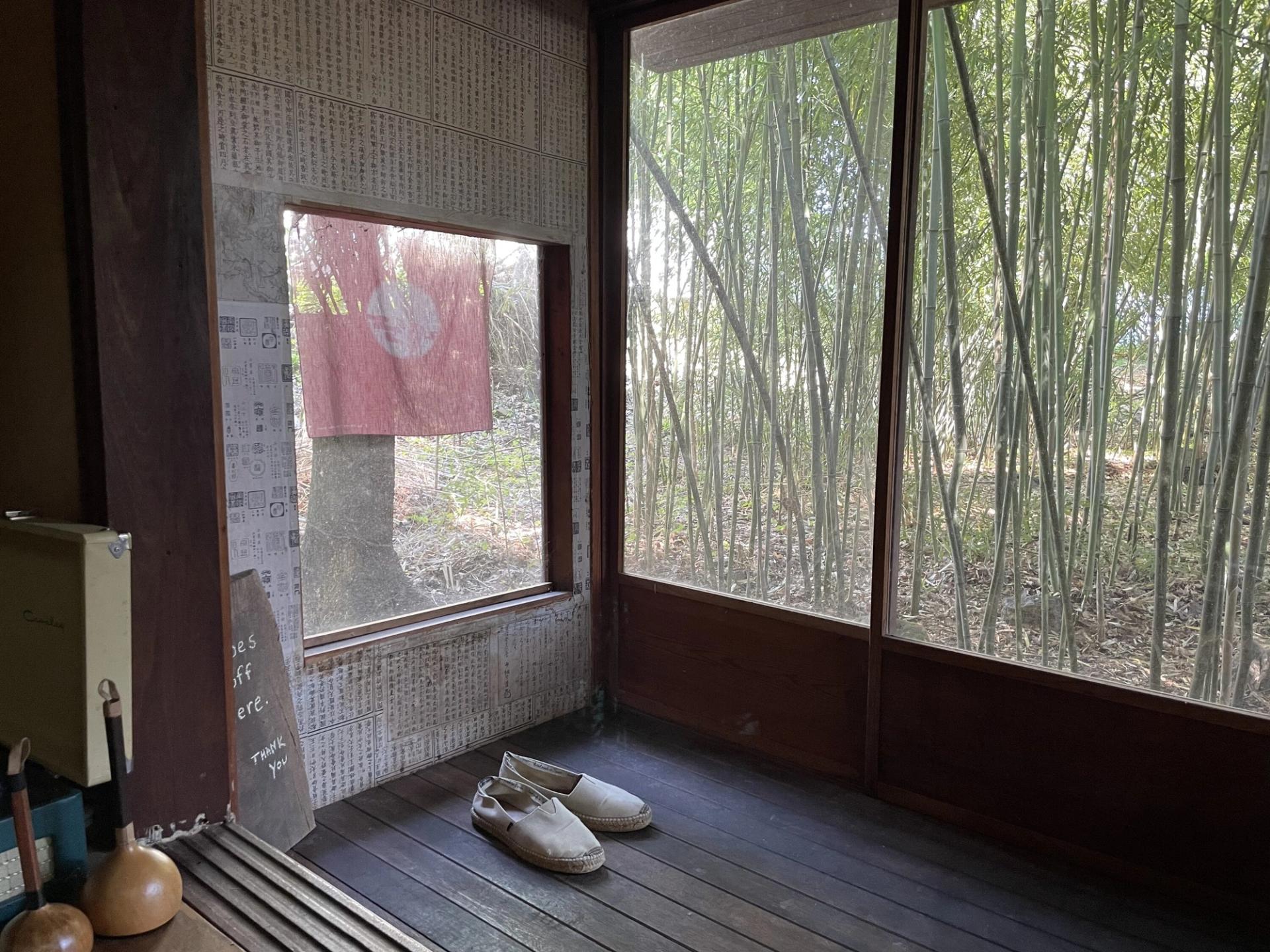 The view from inside Martin’s Japanese-style teahouse in his backyard in Englewood, New Jersey. (Photo: Spencer Bailey)