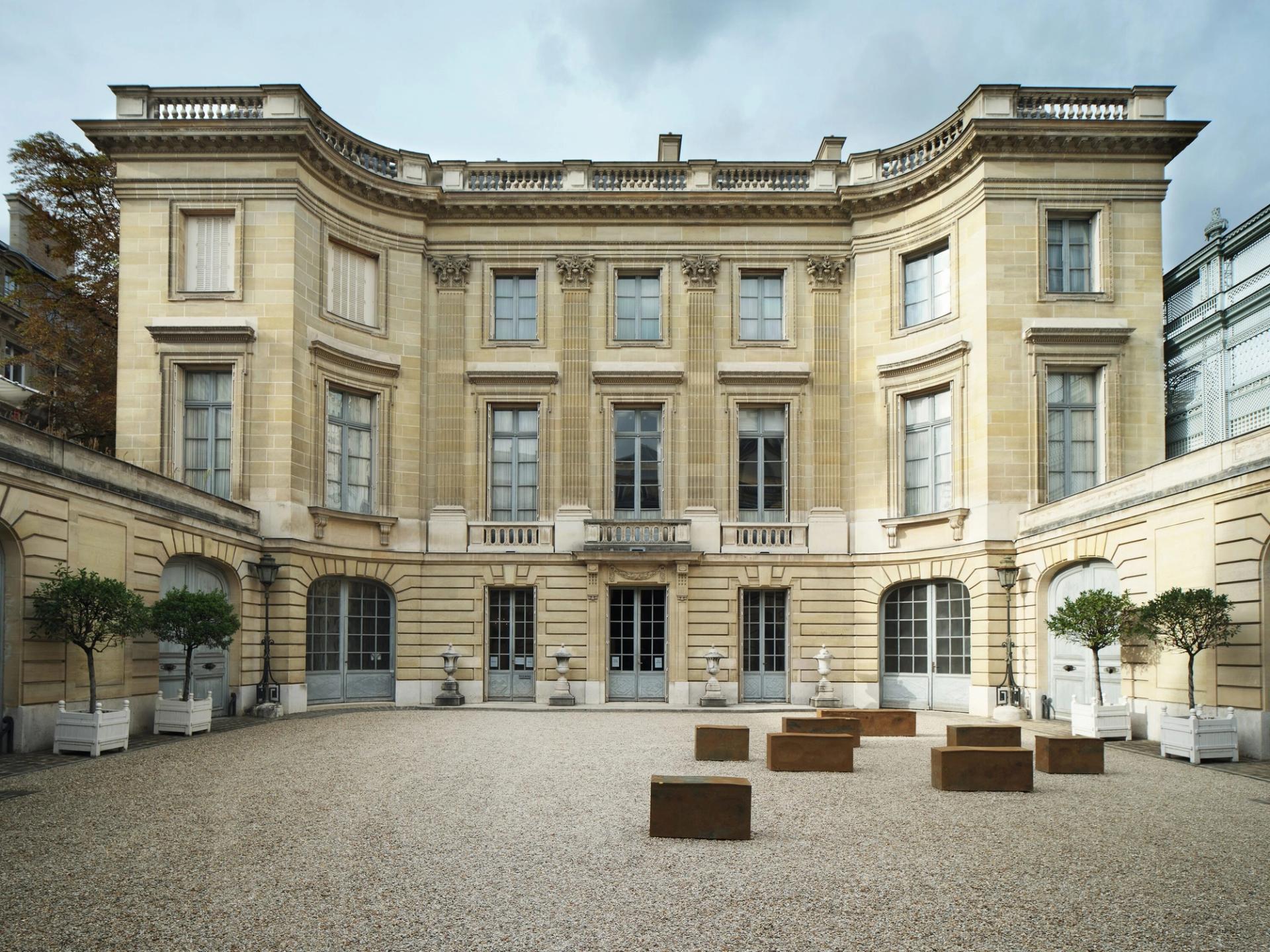 Installation view of the benches by de Waal in the courtyard of the Musée Nissim de Camondo. (Photo: Christophe Dellière. Courtesy the Musée Nissim de Camondo)
