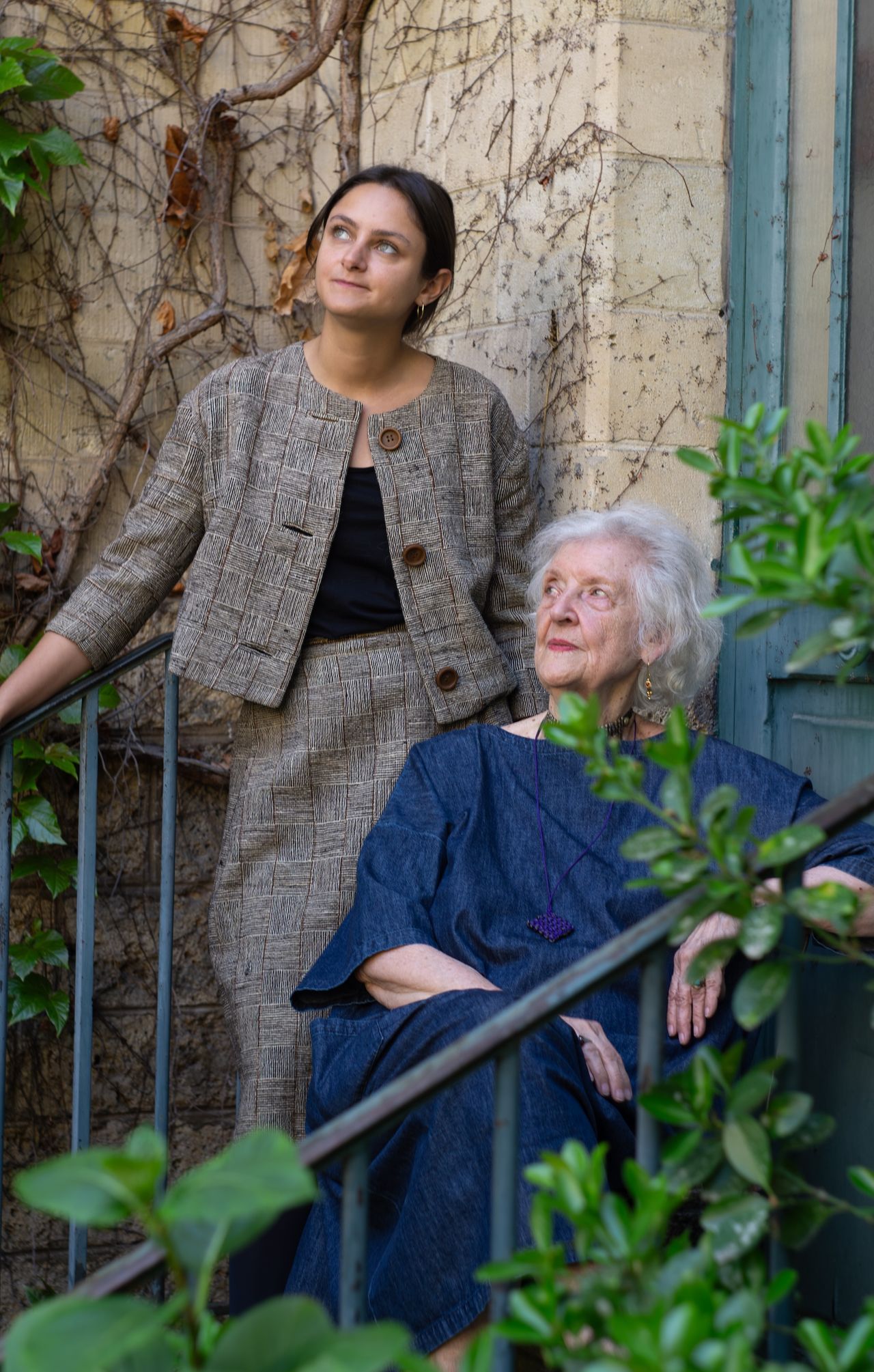 Hicks (right) and her granddaughter, Louise Zanartu, wearing a vintage suit made from an Andean textile pattern that Hicks learned about while studying at Yale with George Kubler. In 1964, Hicks wore the suit to her meeting with Florence Knoll. (Photo: Louis Boudart/Courtesy Knoll Textiles)