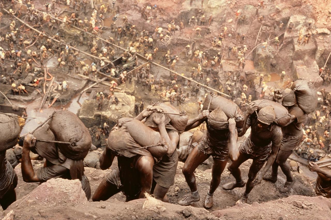 An image from Jaar’s series “Gold in the Morning” (1986). (© Alfredo Jaar, Courtesy Galerie Lelong & Co. and the artist, New York)