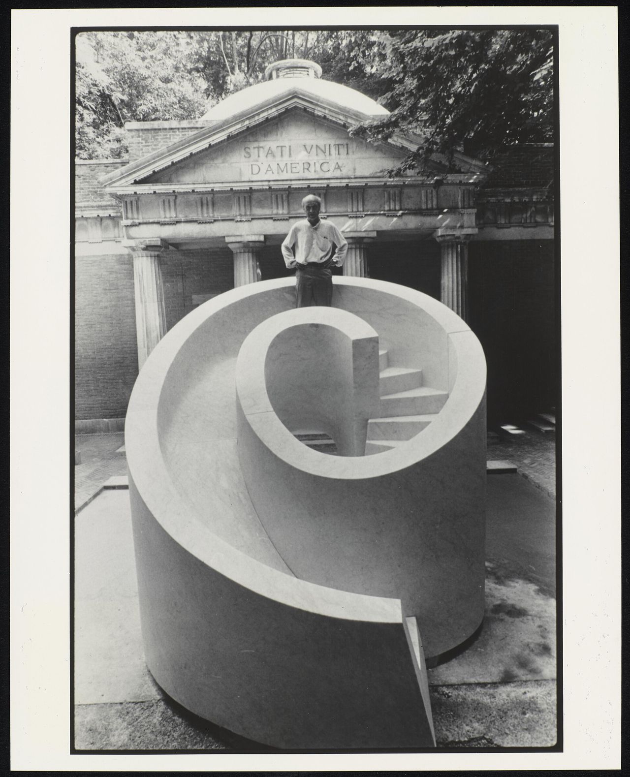 Isamu Noguchi with his sculpture “Slide Mantra” at the 1986 Venice Biennale U.S. Pavilion. (The Noguchi Museum Archives, 144050. Photo: Shigeo Anzai. ©The Isamu Noguchi Foundation and Garden Museum / ARS, New York)