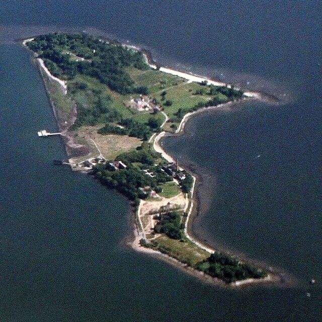 Aerial view of Hart Island. (Photo: Bjoertvedt)