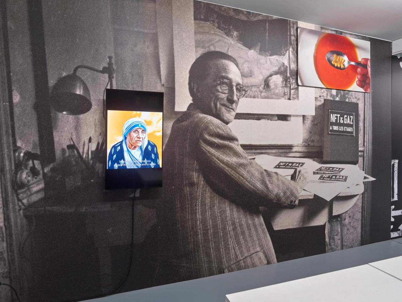 Schachter’s recent exhibition “Metadada” at the Nagel Draxler Crypto Kiosk in Berlin. (Photo: Simon Vogel. Courtesy the artist and Galerie Nagel Draxler Berlin/Cologne/Munich)