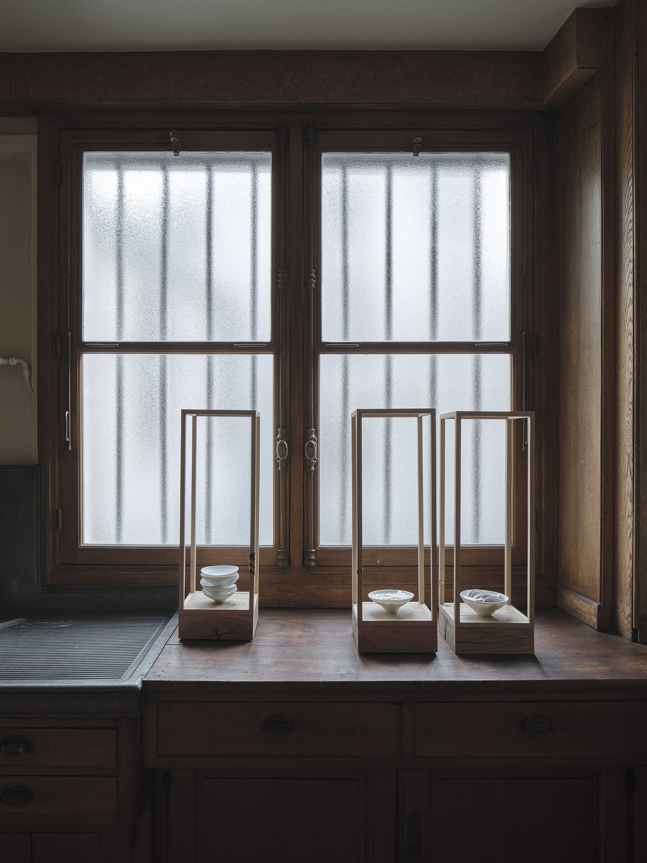 Installation view of de Waal’s exhibition “Letters to Camondo” (2021) at the Musée Nissim de Camondo. (Photo: Christophe Dellière. Courtesy the Musée Nissim de Camondo)