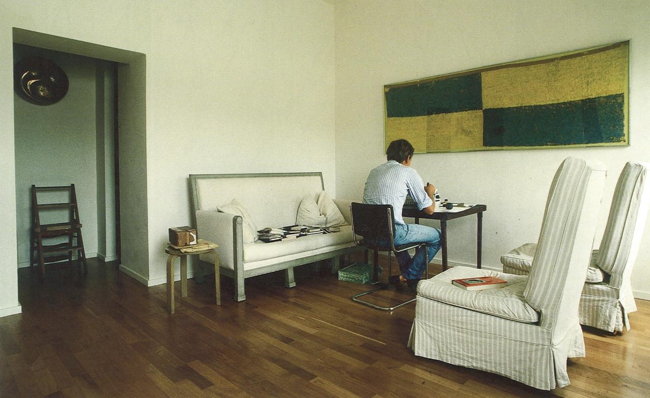 The writer Bruce Chatwin in his apartment designed by Pawson in Eaton Place in London in 1982. (Photo: François Halard. Courtesy John Pawson)