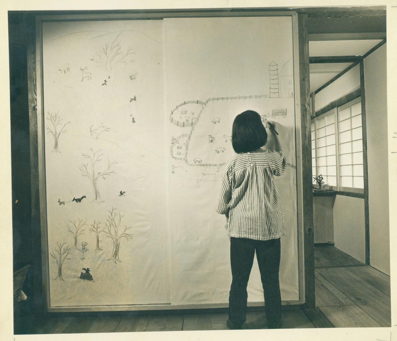 Mira drawing in the Reception House at the George Nakashima Woodworkers complex in New Hope, Pennsylvania. (Courtesy Nakashima Foundation for Peace © Ezra Stoller / Esto)