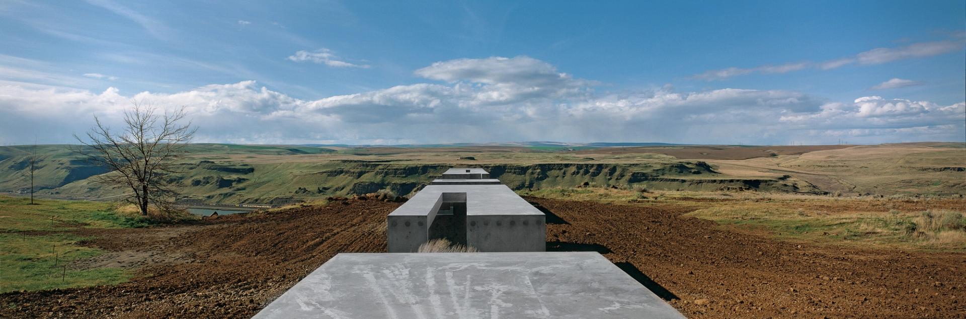 The Maryhill Overlook (1998) in Goldendale, Washington, designed by Allied Works. (Photo: Sally Schoolmaster. Courtesy Allied Works)