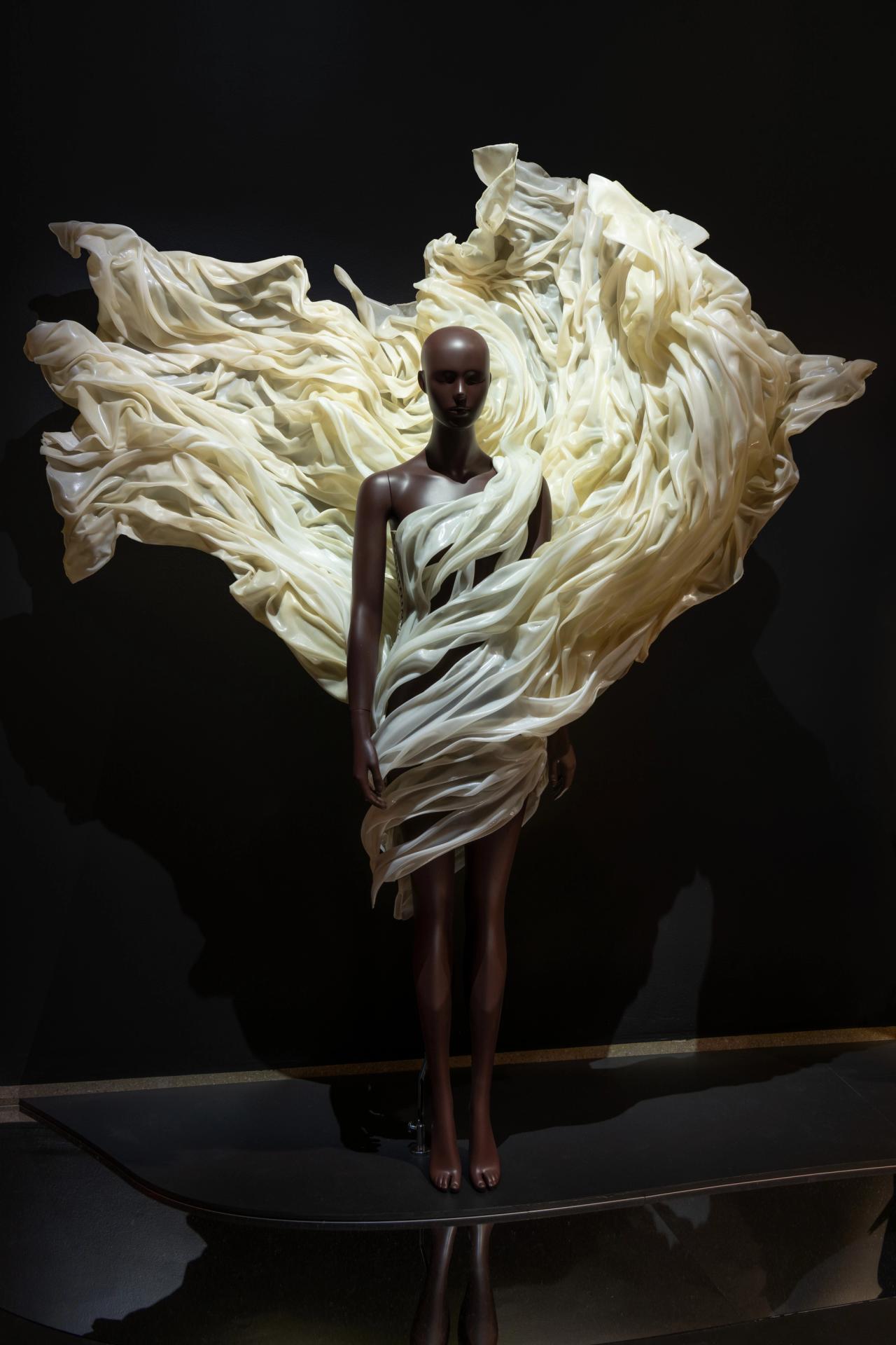 Van Herpen’s Loïe Dress from her fall/winter 2025 “Sympoiesis” collection, on view as part of her “Sculpting the Senses” exhibition. (Photo: Paula Abreu Pita)