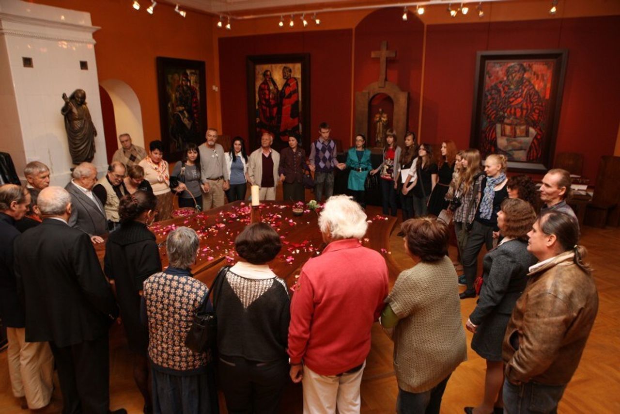 The dedication ceremony for George Nakashima’s peace altar in Moscow, Russia, in 2001. (Courtesy George Nakashima Woodworkers)