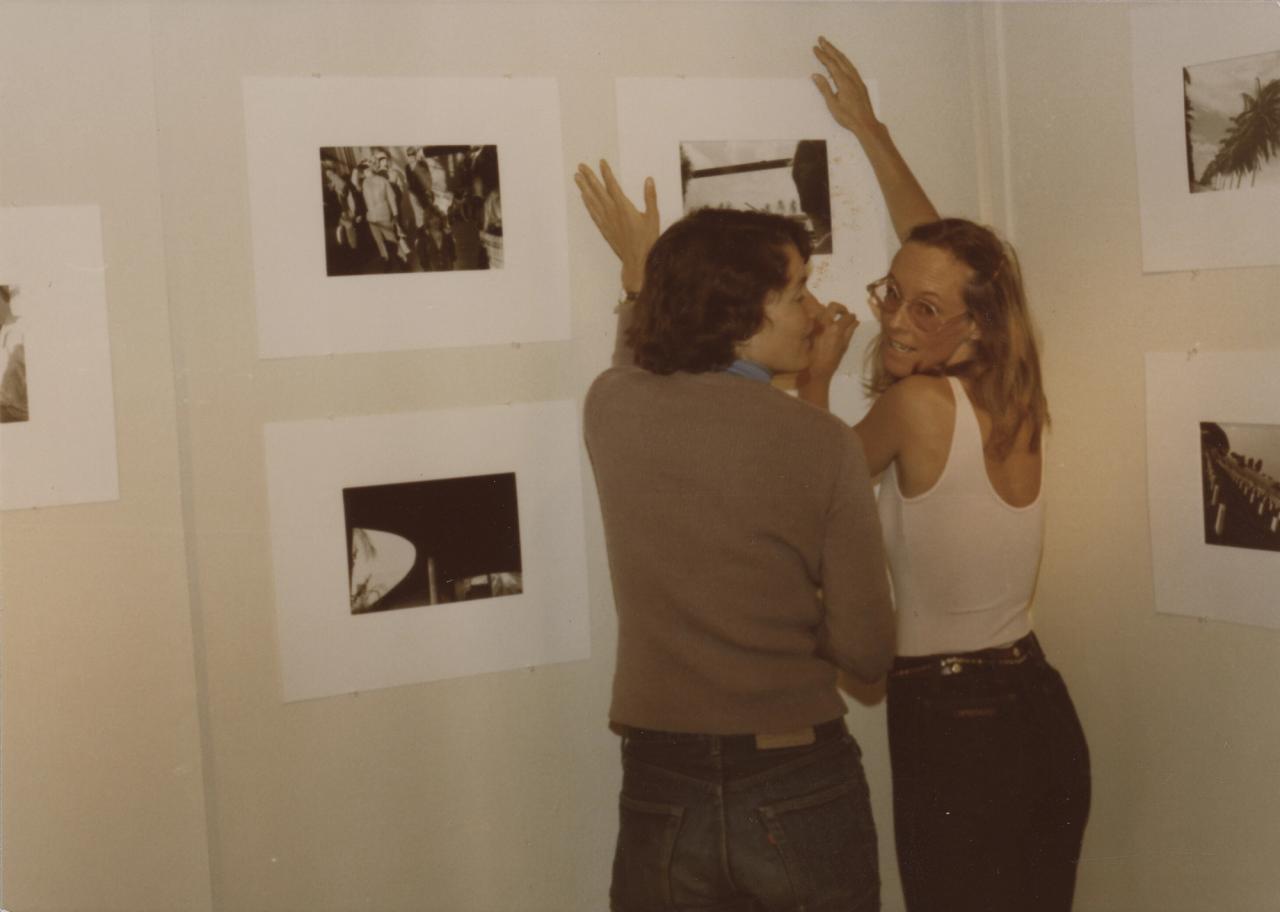 Barney and her friend Andy hanging Barney’s first show at The Potatoe Gallery in Sun Valley, Idaho, on May 14, 1977. (Photo: Mary Rolland. Courtesy Tina Barney)
