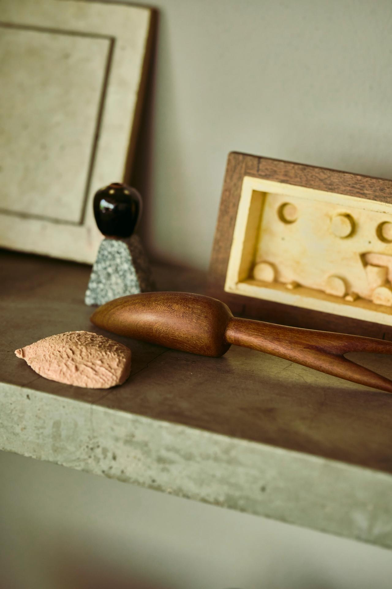 A shelf of small objects inside Allen’s family home in Mexico City. (Photo: Pepe Molina for The Slowdown)