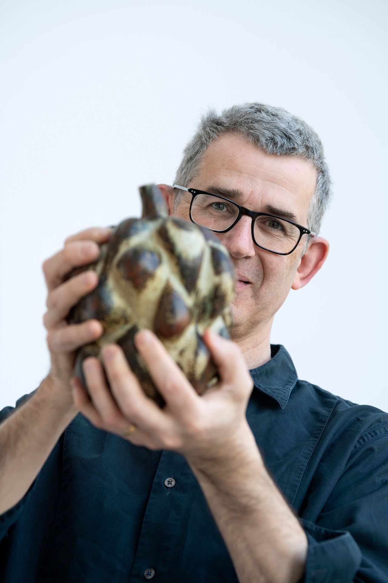 De Waal holding a vessel made by Axel Salto. (Photo: Peter Leth-Larsen. © Axel Salto/VISDA)