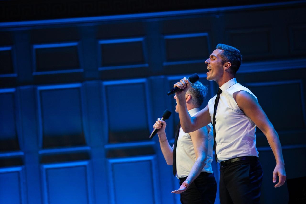 Cumming and Shapiro performing in Och and Oy. (Photo: Emilio Madrid)