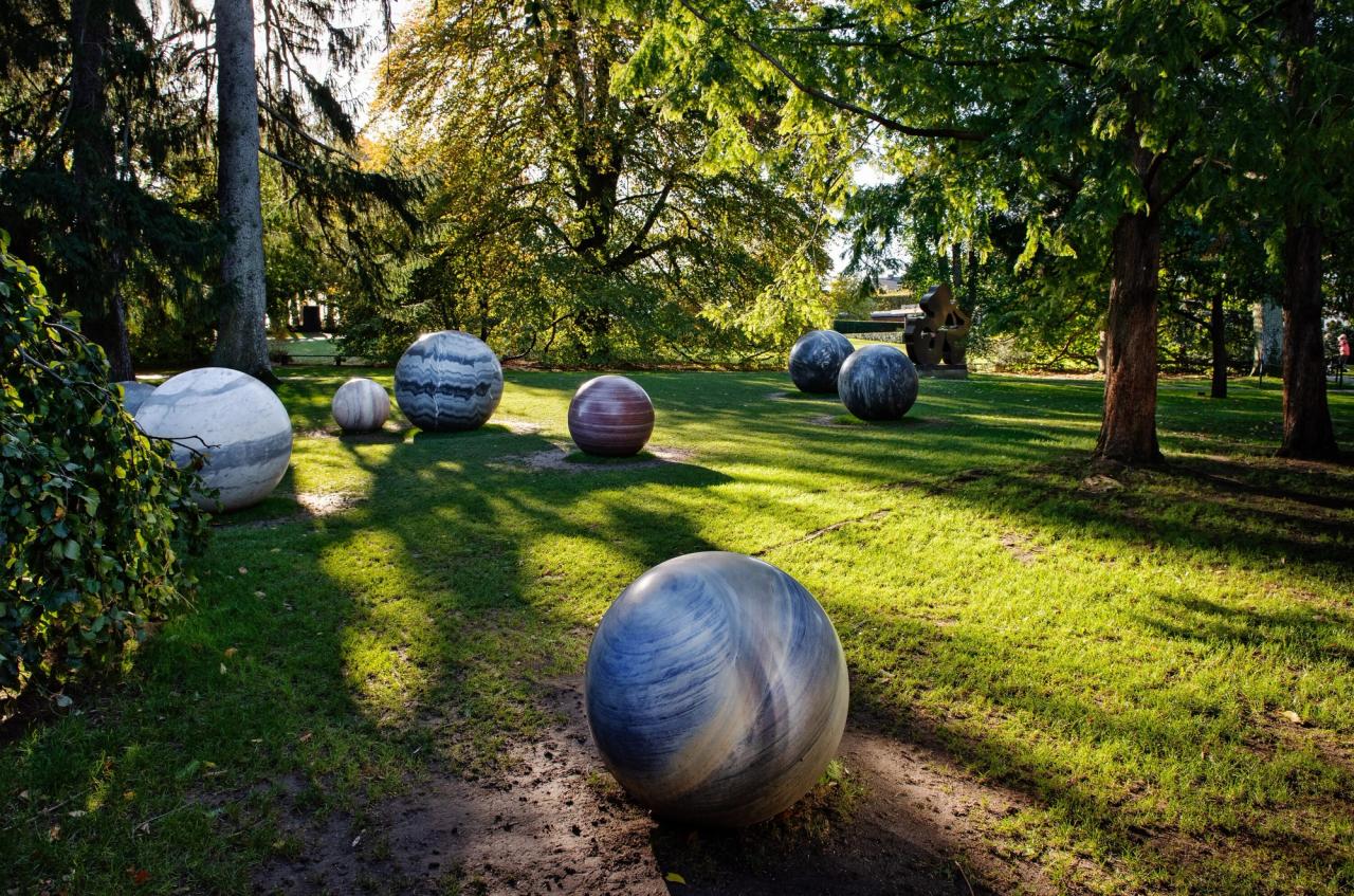 Installation view of “Pars pro Toto” (2018) by Kwade at the Louisiana Museum of Modern Art, Humlebaek, Denmark. (Photo: Kim Hansen and Louisiana Museum of Modern Art. Courtesy Alicja Kwade and König Galerie)