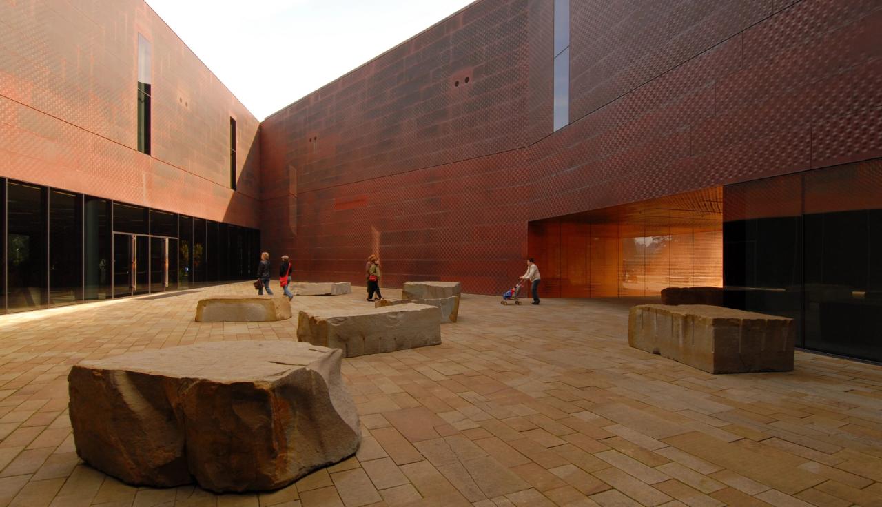 The de Young Museum gardens in Golden Gate Park in San Francisco, designed by Hood Design Studio. (Courtesy Walter Hood)