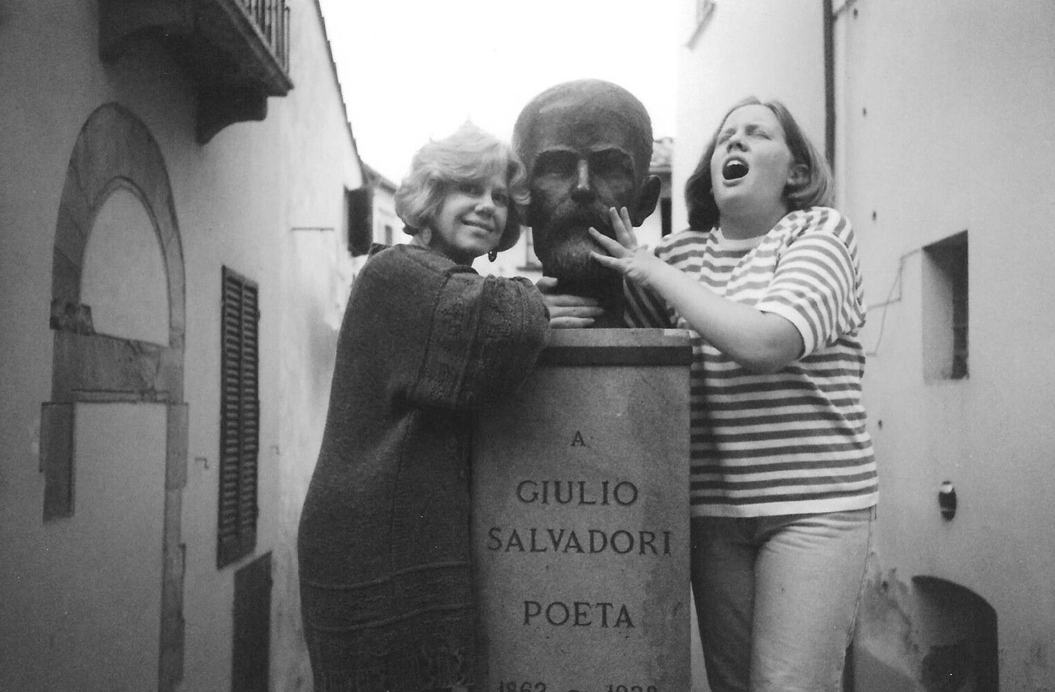 Jong-Fast and her mother, Erica, posing with a statue of the Italian poet and literary critic Giulio Salvadori while traveling. (Courtesy Molly Jong-Fast)