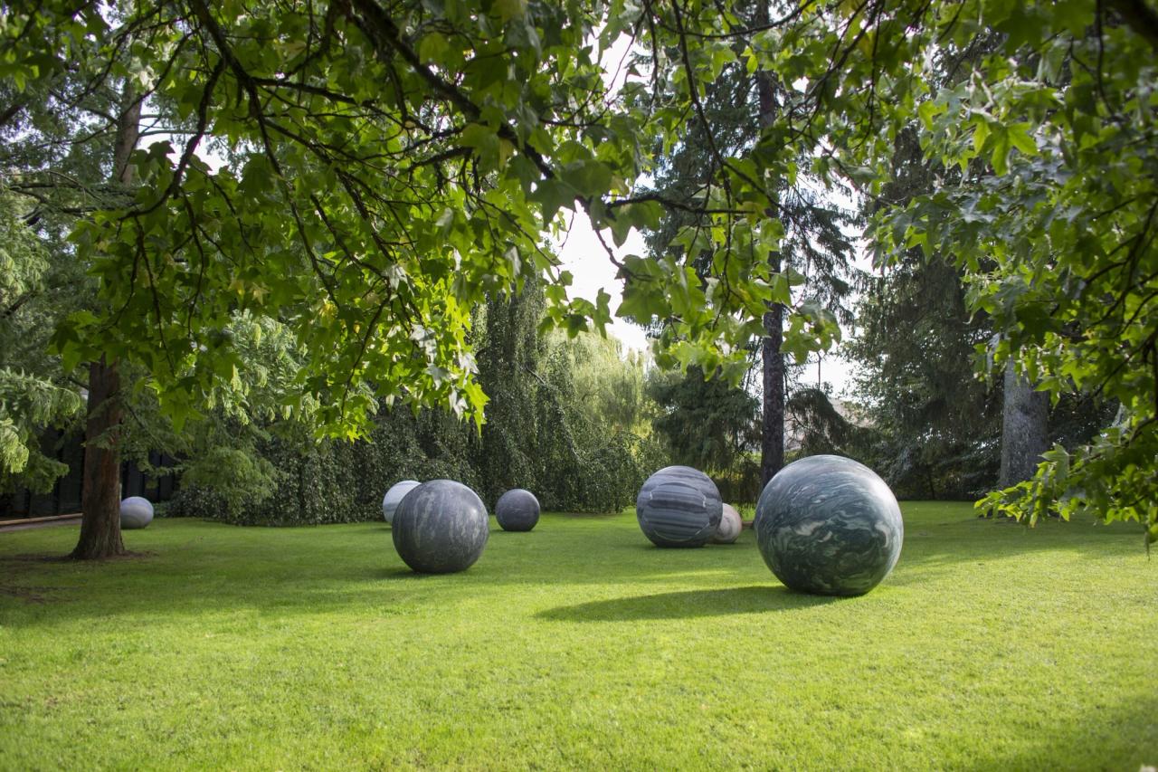 Installation view of “Pars pro Toto” (2018) by Kwade at the Louisiana Museum of Modern Art, Humlebaek, Denmark. (Photo: Kim Hansen and Louisiana Museum of Modern Art. Courtesy Alicja Kwade and König Galerie)