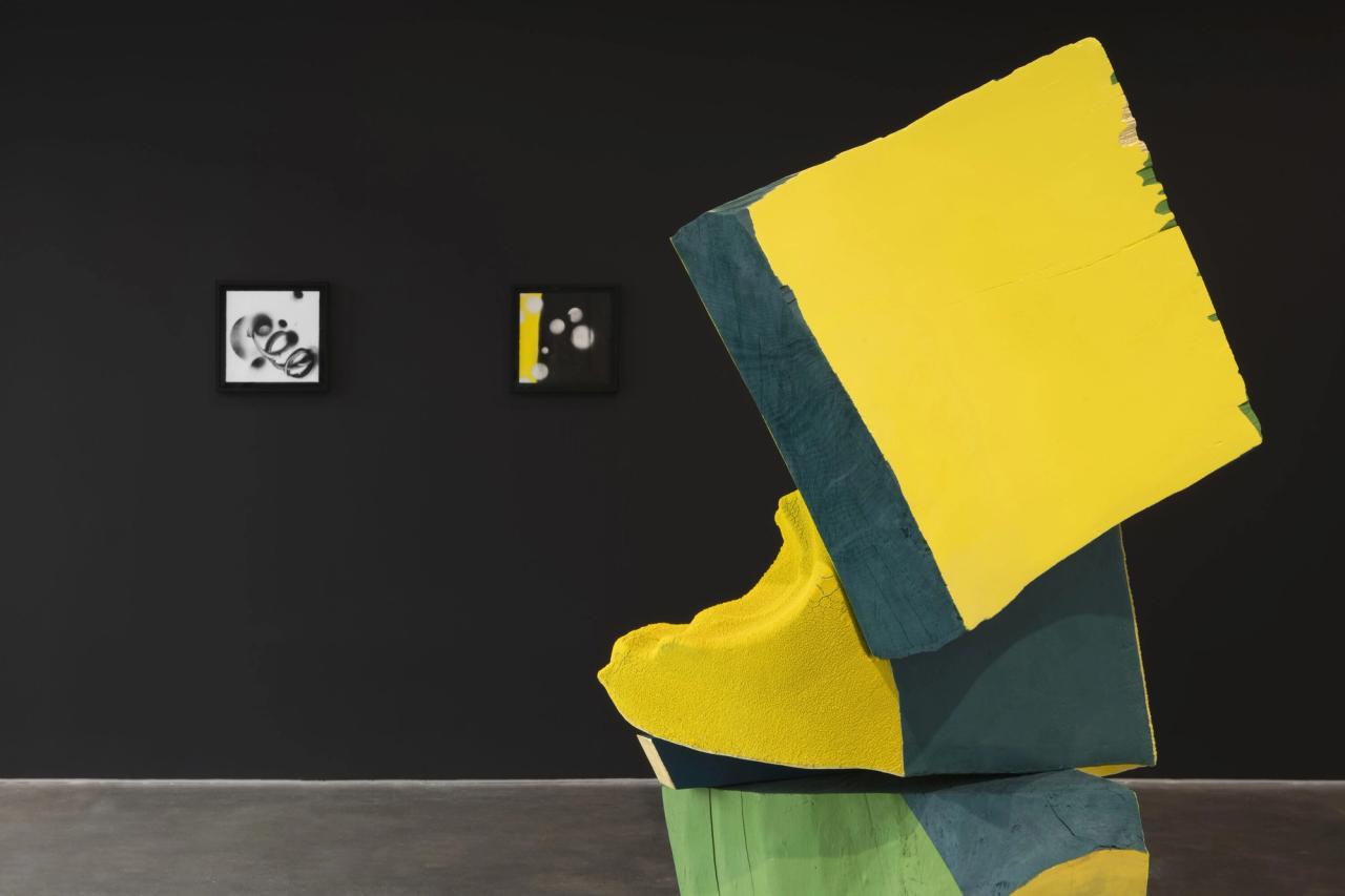 Installation view of the exhibition “Adam Pendleton x Arlene Shechet” (2024) at Pedro Cera gallery in Madrid. (Courtesy the artist and Pace Gallery)