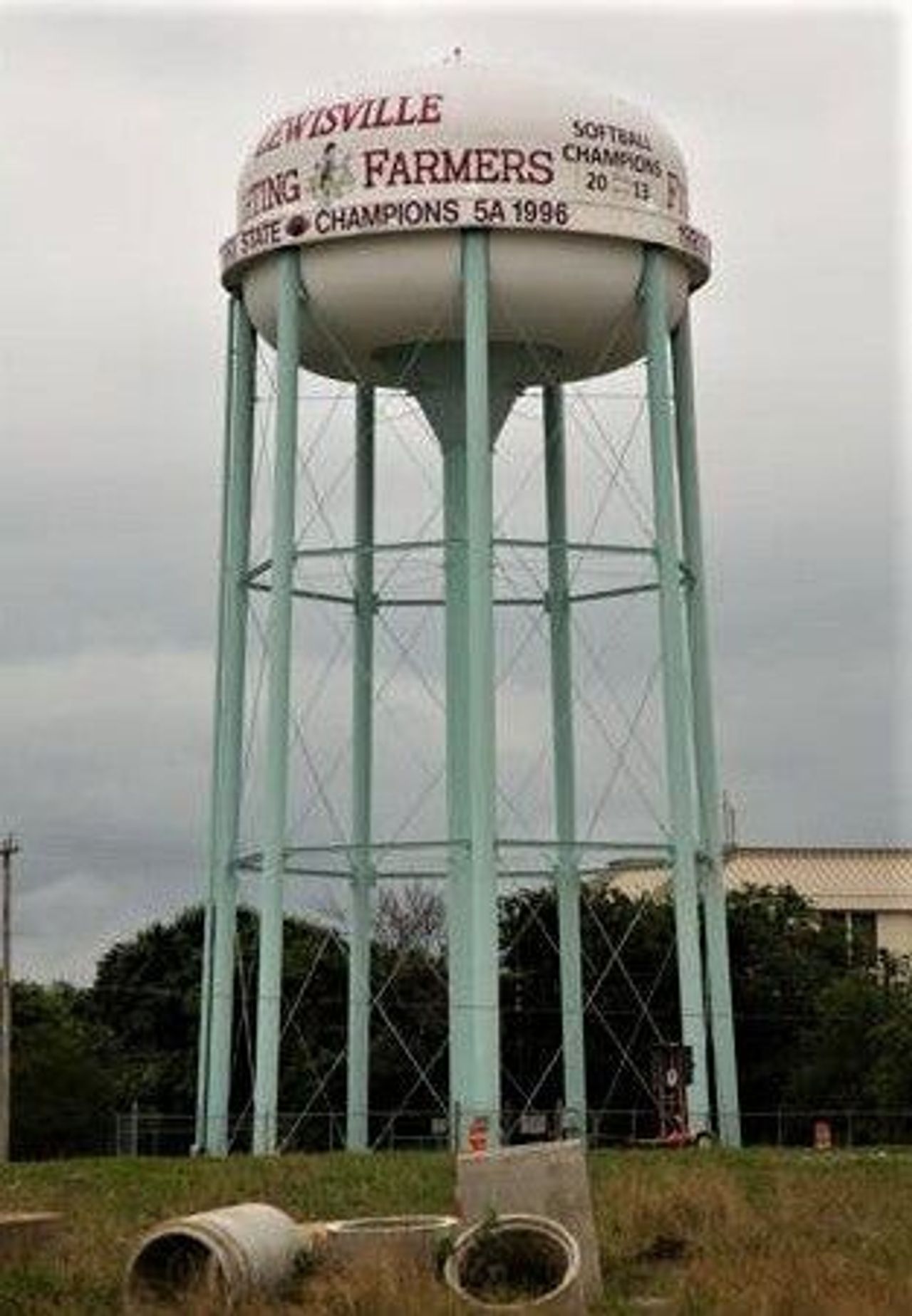 The Lewisville Fighting Farmers water tower in Lewisville, Texas. (Photo: Jeff Woo)