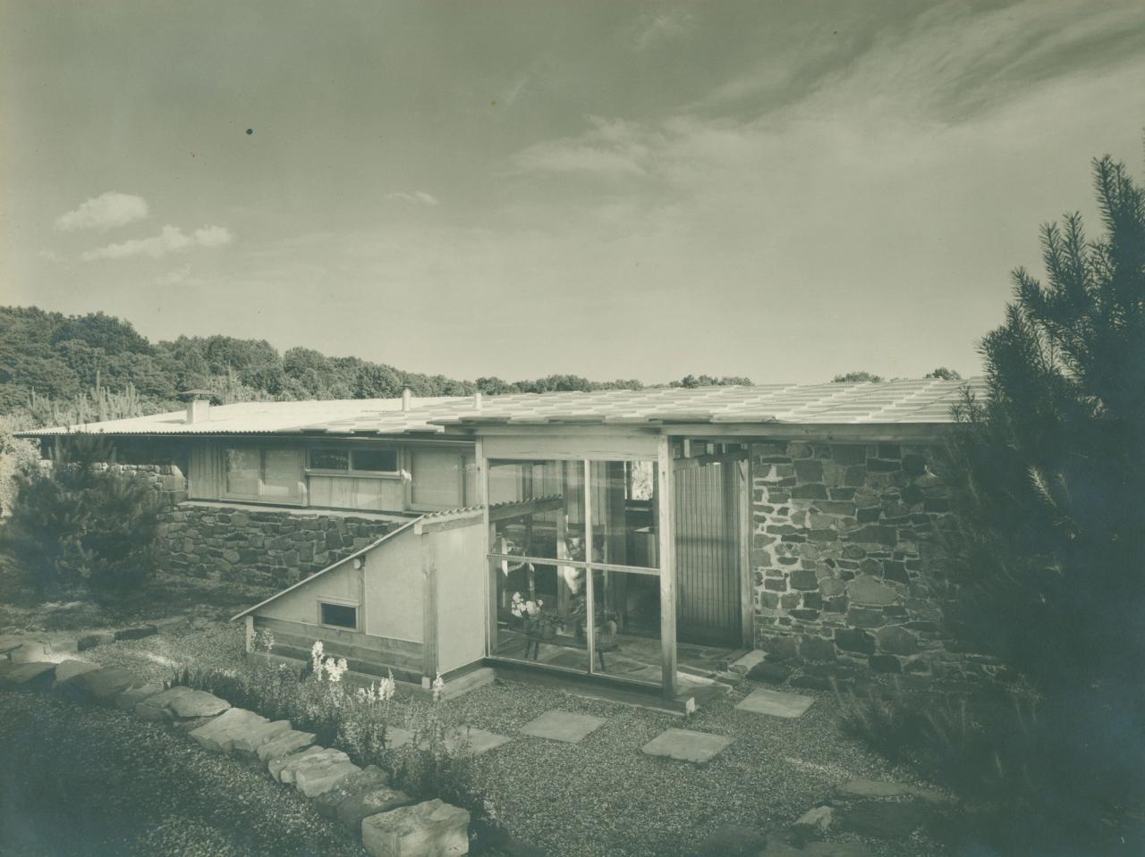 View of the Reception House at the George Nakashima Woodworkers complex in New Hope, Pennsylvania. (Courtesy Nakashima Foundation for Peace © Ezra Stoller / Esto)
