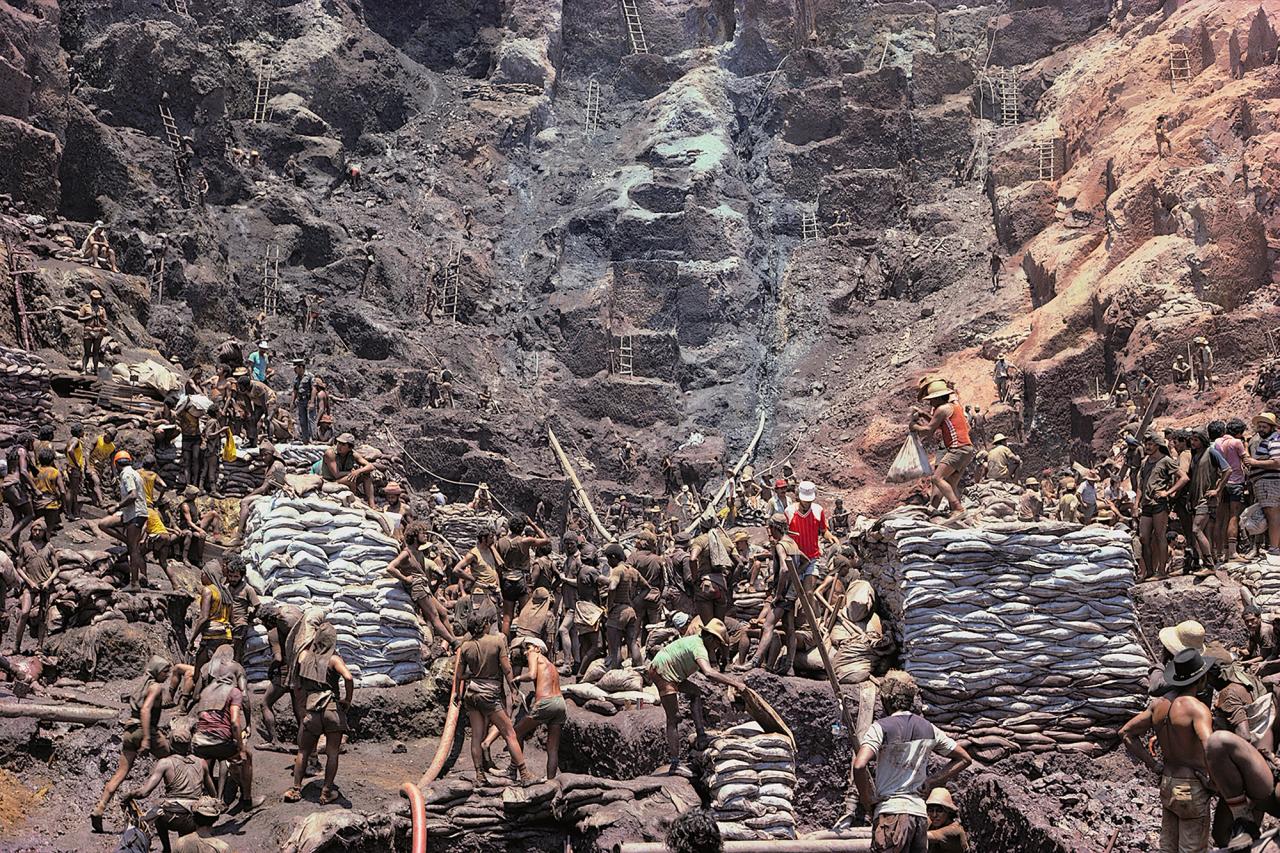 An image from Jaar’s series “Gold in the Morning” (1986). (© Alfredo Jaar, Courtesy Galerie Lelong & Co. and the artist, New York)