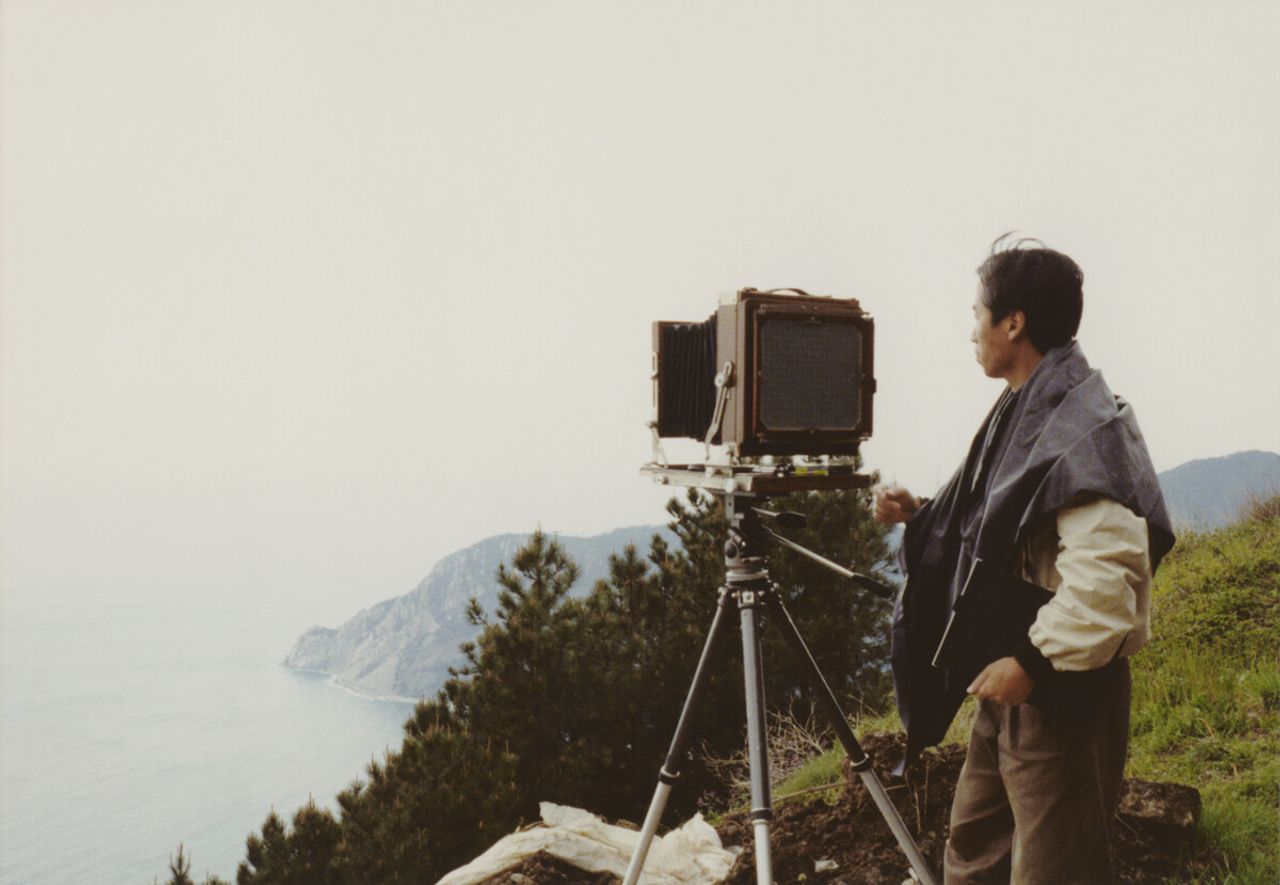 Sugimoto shooting a seascape. (Courtesy Hiroshi Sugimoto)