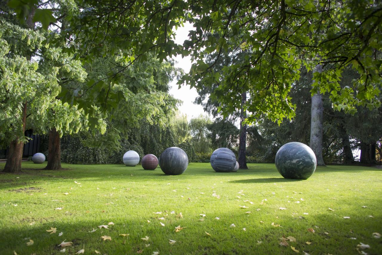 Installation view of “Pars pro Toto” (2018) by Kwade at the Louisiana Museum of Modern Art, Humlebaek, Denmark. (Photo: Kim Hansen and Louisiana Museum of Modern Art. Courtesy Alicja Kwade and König Galerie)