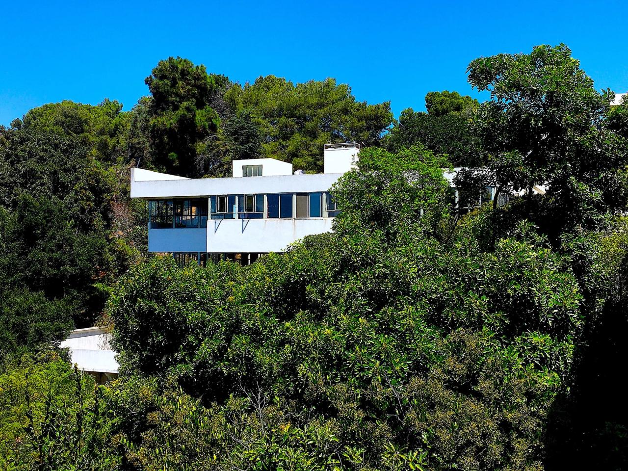 Richard Neutra’s Lovell House (1929) in Los Angeles. (Photo: Colby Sterns. Courtesy Atlas Obscura)