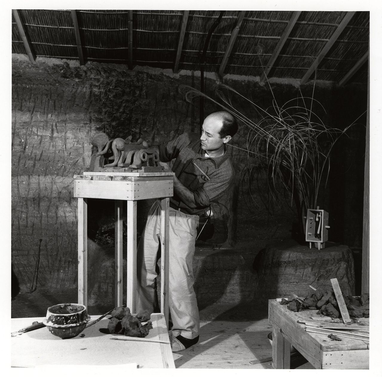 Noguchi working at his studio in Kamakura, Japan, in 1952. (The Noguchi Museum Archives, 03802. ©The Isamu Noguchi Foundation and Garden Museum / ARS, New York)
