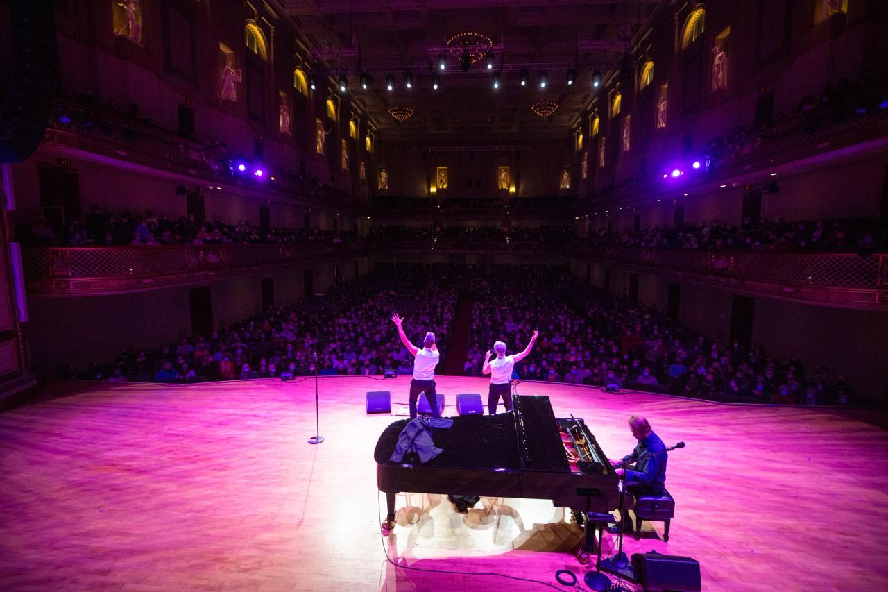 Cumming and Shapiro performing in Och and Oy. (Photo: Emilio Madrid)