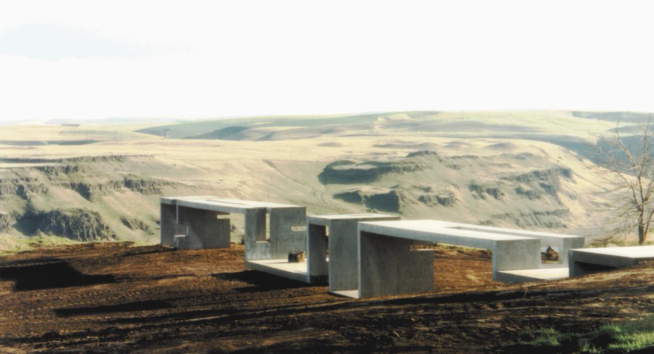 The Maryhill Overlook (1998) in Goldendale, Washington, designed by Allied Works. (Photo: Sally Schoolmaster. Courtesy Allied Works)