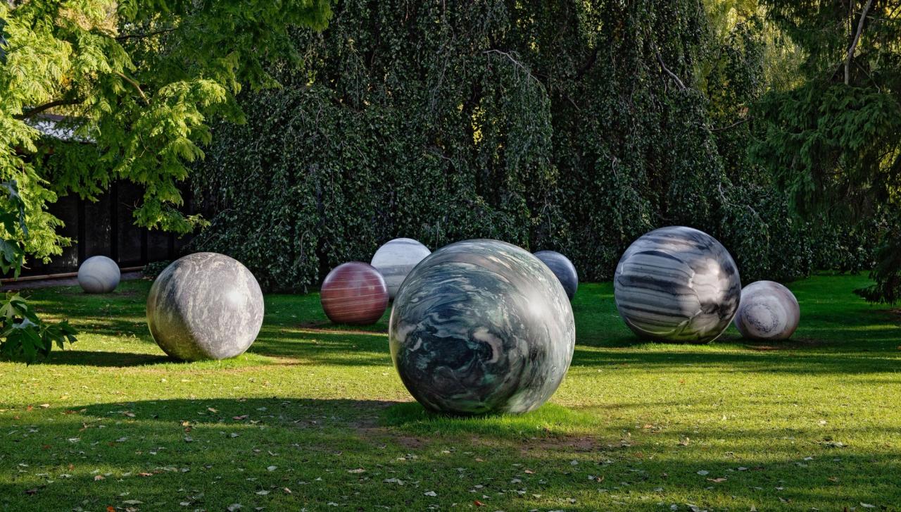 Installation view of “Pars pro Toto” (2018) by Kwade at the Louisiana Museum of Modern Art, Humlebaek, Denmark. (Photo: Kim Hansen and Louisiana Museum of Modern Art. Courtesy Alicja Kwade and König Galerie)