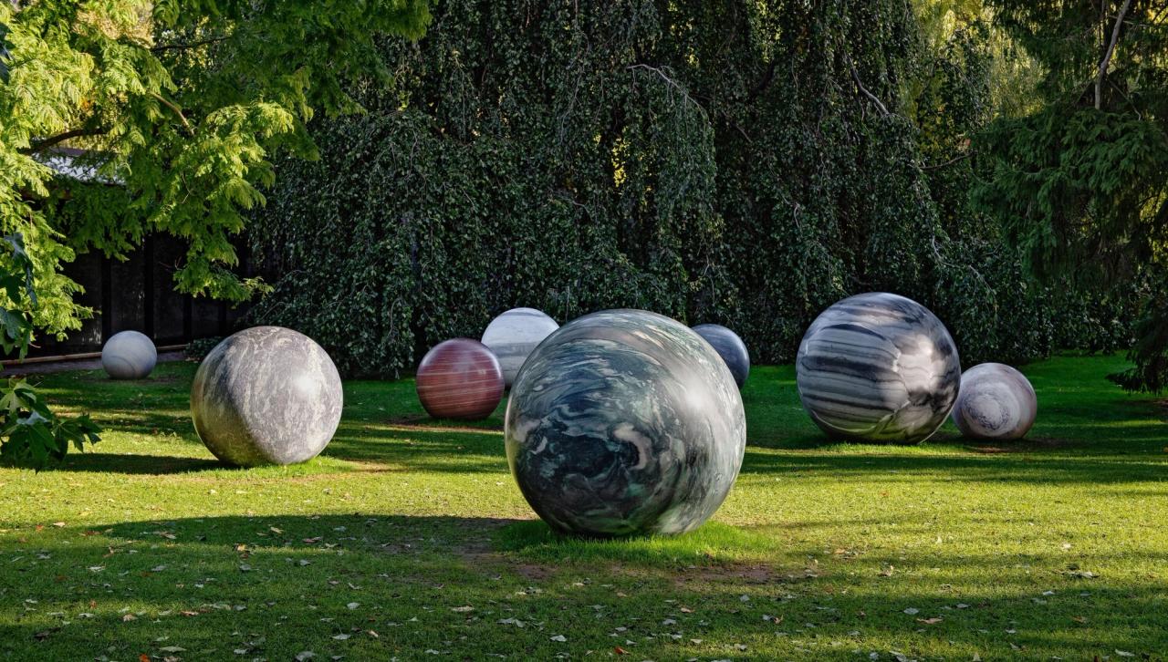 Installation view of “Pars pro Toto” (2018) by Kwade at the Louisiana Museum of Modern Art, Humlebaek, Denmark. (Photo: Kim Hansen and Louisiana Museum of Modern Art. Courtesy Alicja Kwade and König Galerie)